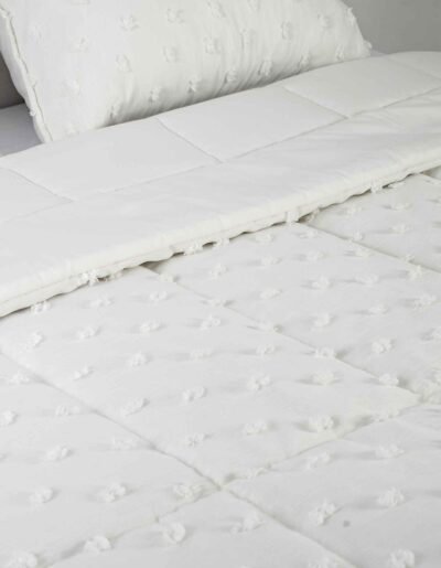 108151330402 (2) Grande parure de lit matelassée 220 x 240 cm Blanc cassé Code 2