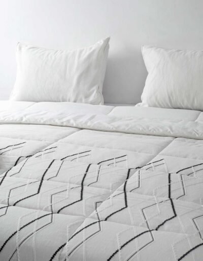 108151330409 (2) Grande parure de lit matelassée 220 x 240 cm Blanc cassé Code 9