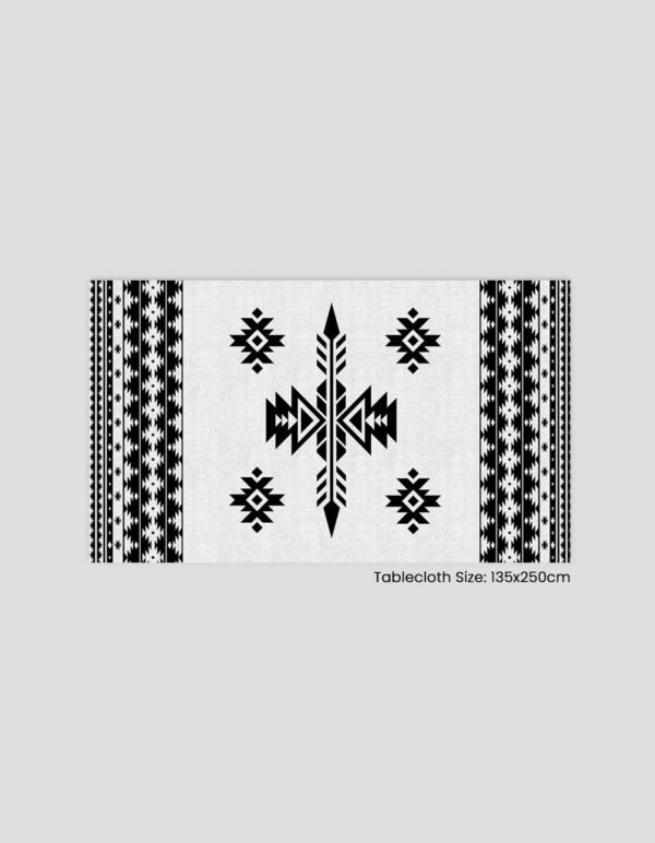 A tablecloth with a geometric design in black and white, measuring 135x250 cm.